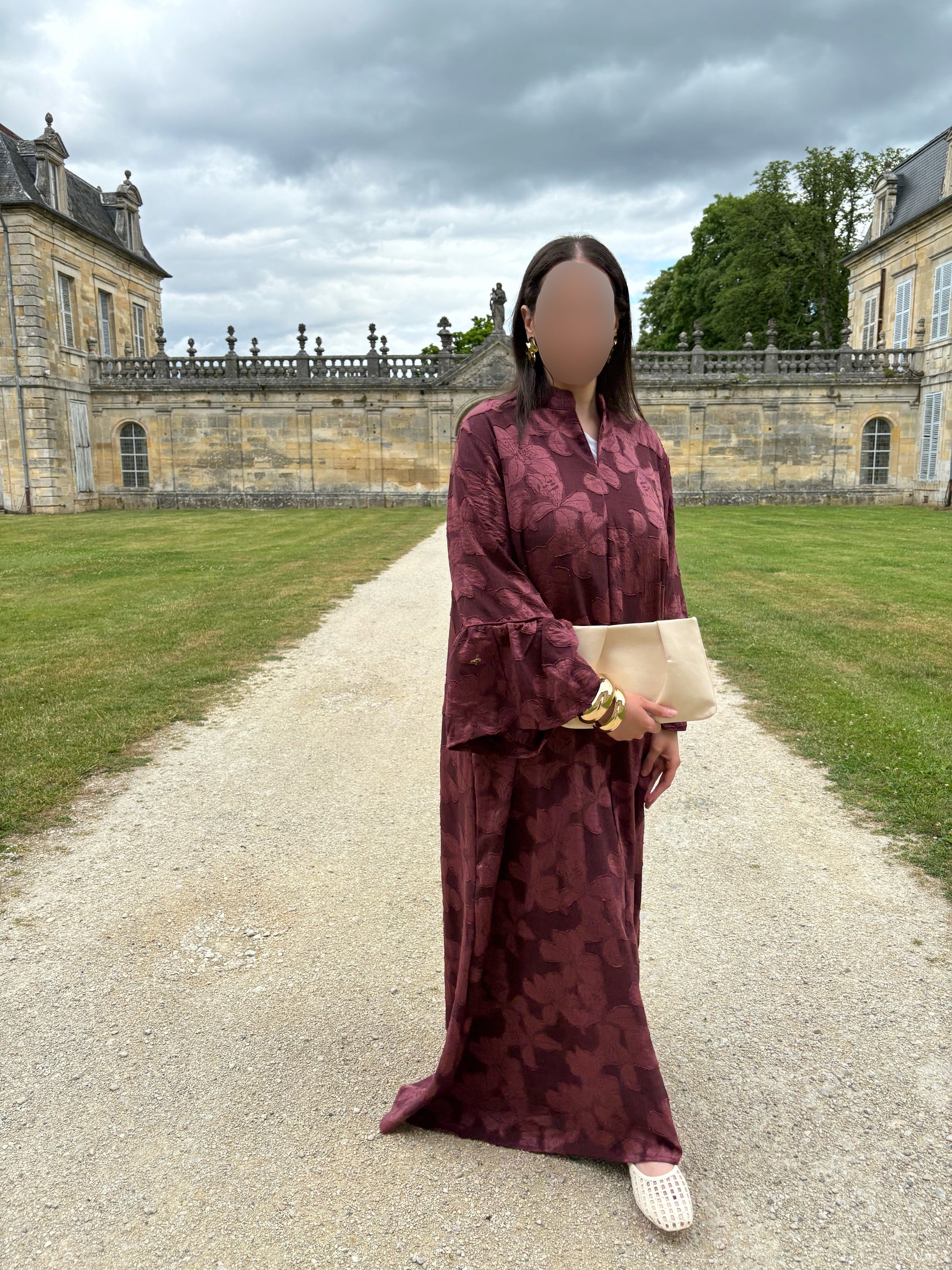 Robe bordeaux à manches volantées
