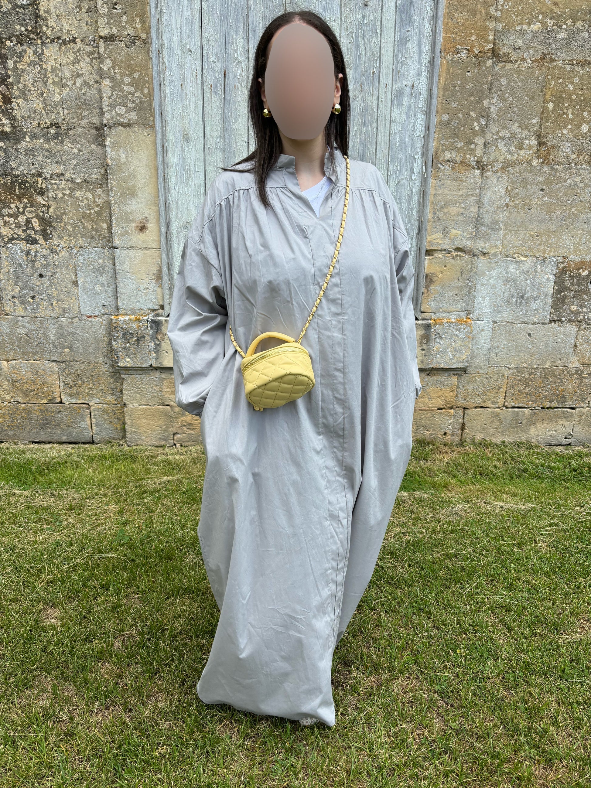 Robe grise à col