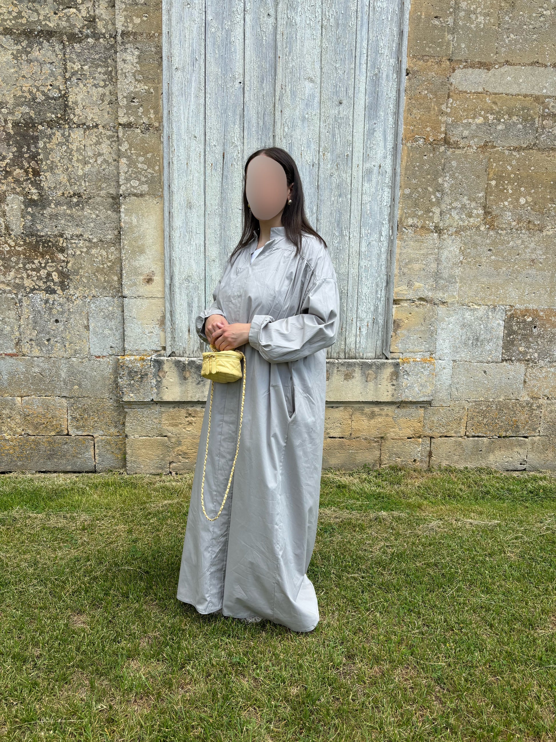 Robe grise à col